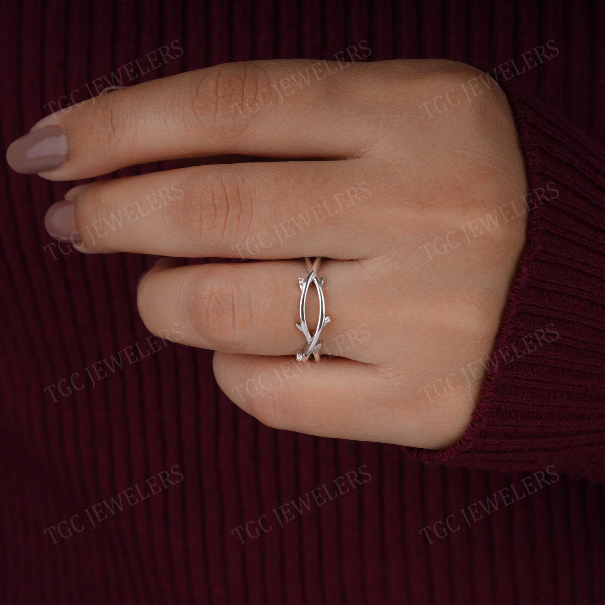 Vintage Style Round Shape Twist Twig Moissanite Vine Band