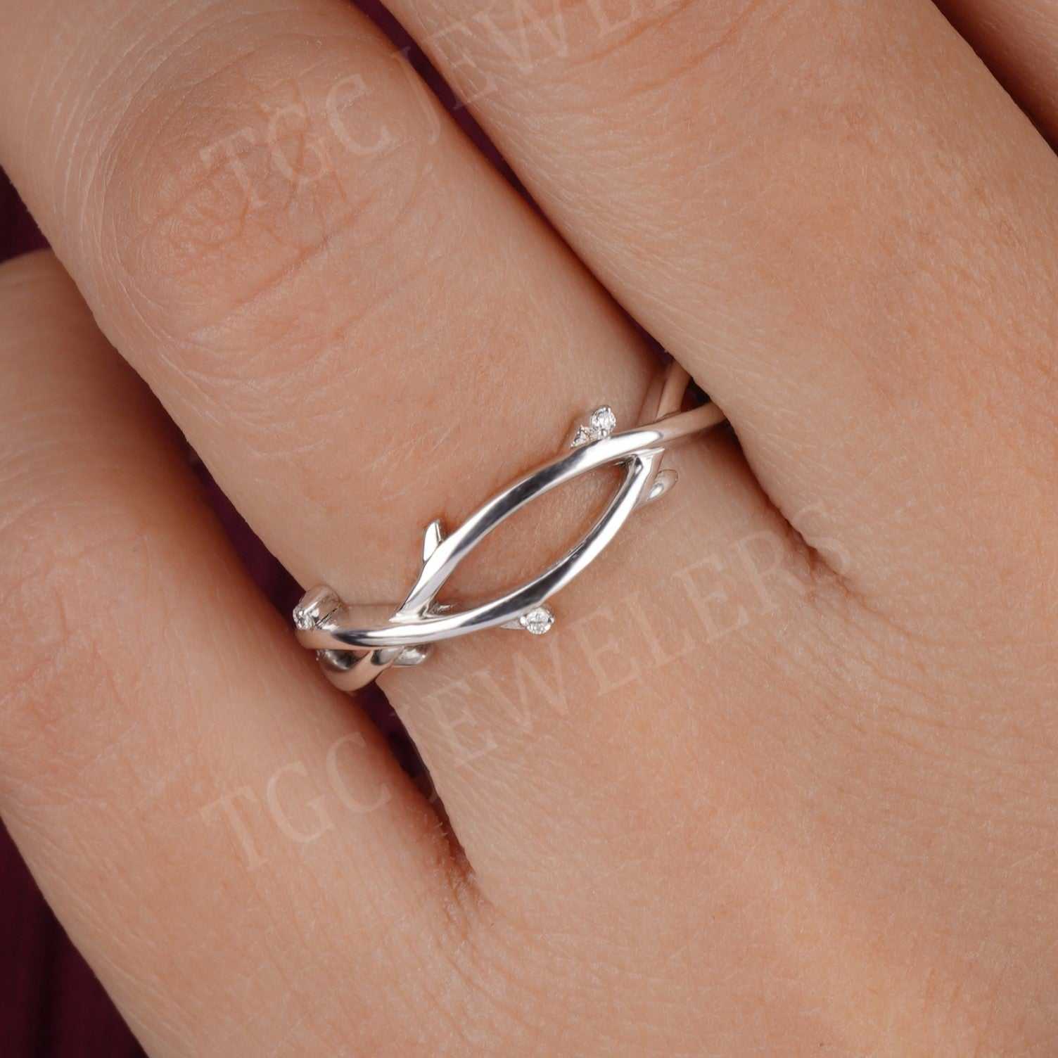 Vintage Style Round Shape Twist Twig Moissanite Vine Band