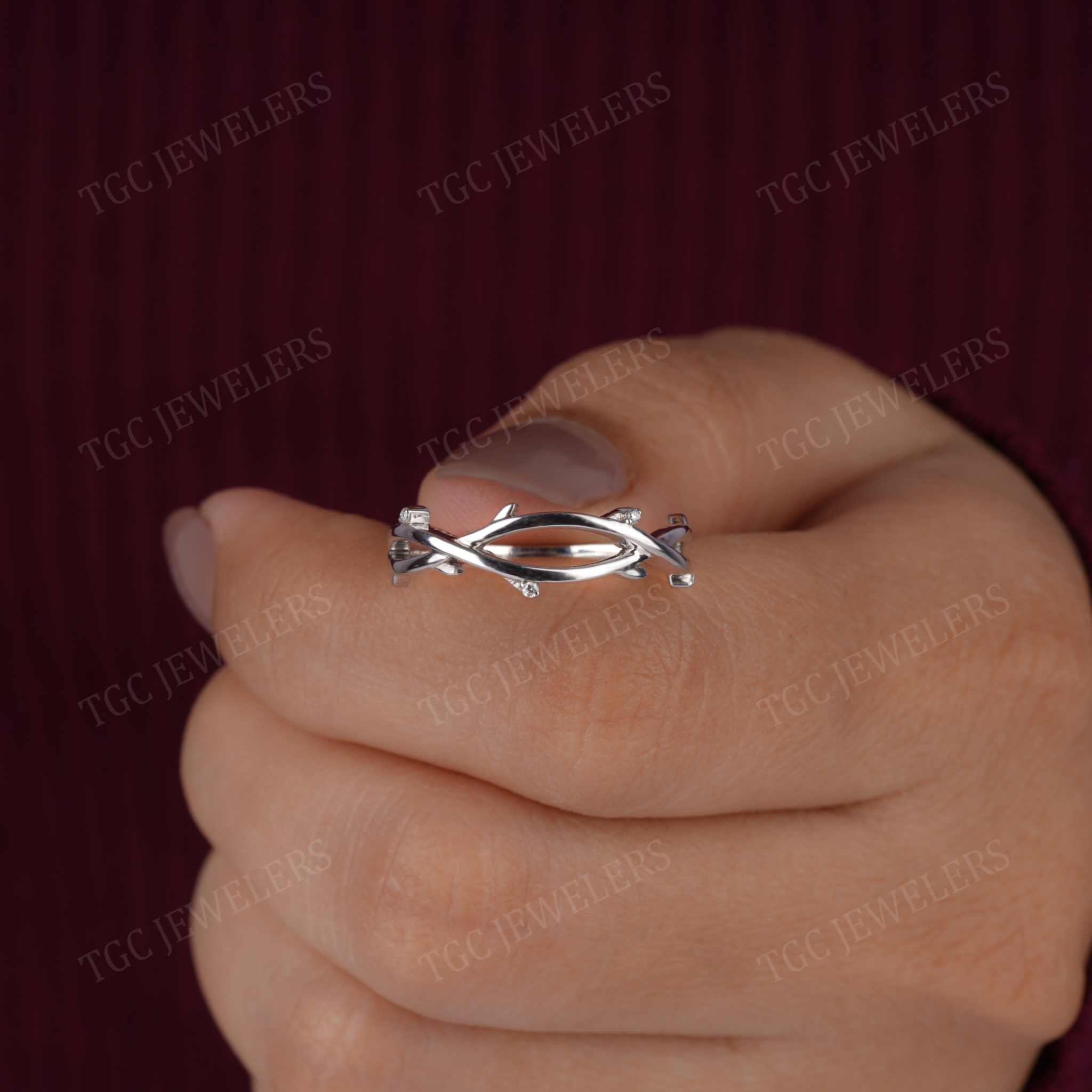 Vintage Style Round Shape Twist Twig Moissanite Vine Band